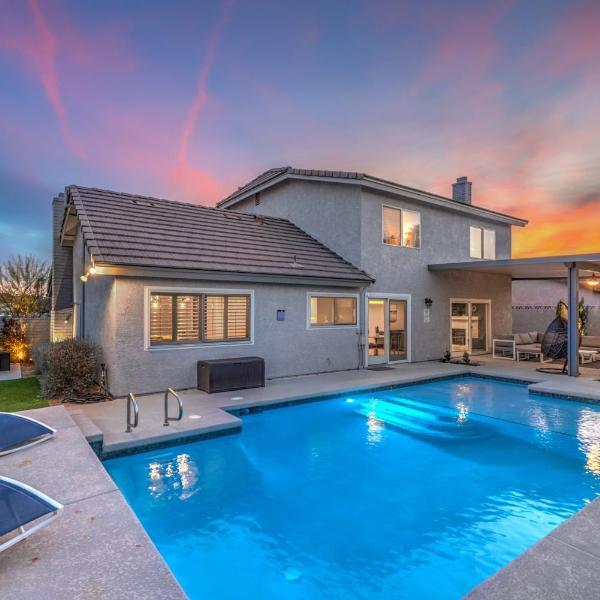 Sunset Swim, Luxury Vegas Villa with Pool, Hot Tub, Las Vegas