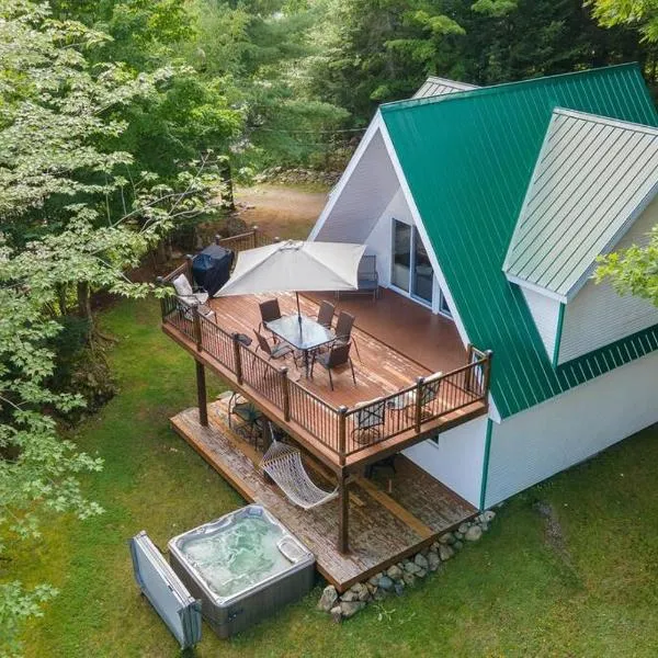 Eastern Township's Getaway! Beach + Ski Haven, hotel in Magog-Orford