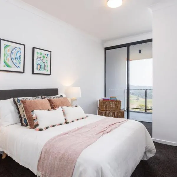 Luxury Private Queen Room with Balcony & Bathroom in Shared Apartment Panorama Gold Coast, hotel in Gold Coast