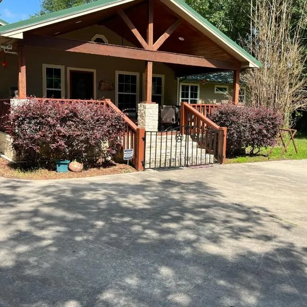 The Manor- 4 BR Home with Pool Table, Swimming Pond and Sand Volleyball, ξενοδοχείο σε Montgomery