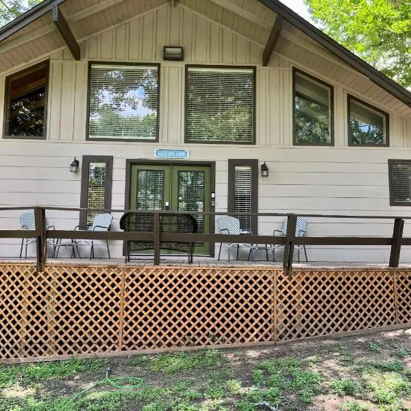 Hideaway - 3 BR Home with PRIVATE POOL on wooded lot, ξενοδοχείο σε Montgomery
