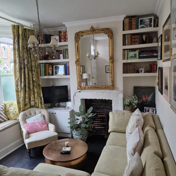 Colourful 2 bed 2 bath Tooting house, hotell Londonis