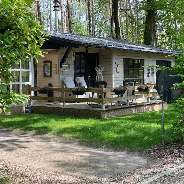 Chalet Sint-Hubertus Deluxe, hotel in Zutendaal