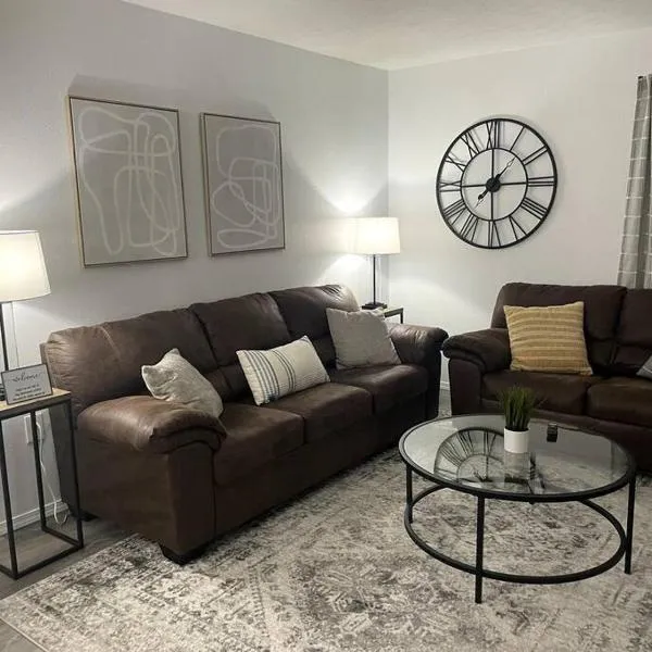 Luxury Modern Condo by the Lake - Breezy Escape, Hotel in Branson