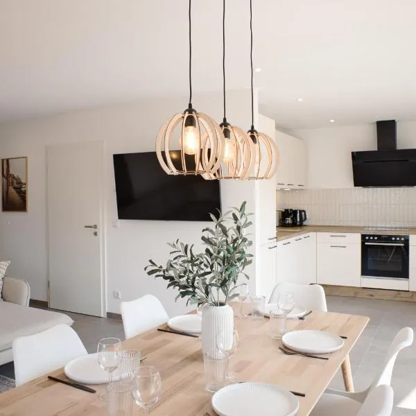 SKAN-PARK Ferienhäuser & Tiny Houses am Bärwalder See, hotel v destinaci Jahmen Ausbau