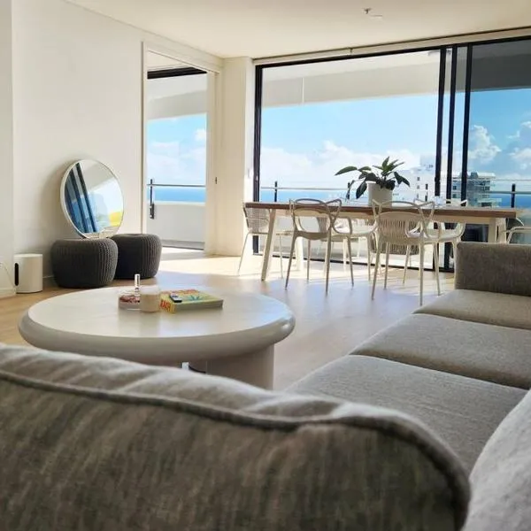 Modern luxury with breathtaking ocean views, Hotel in Gold Coast