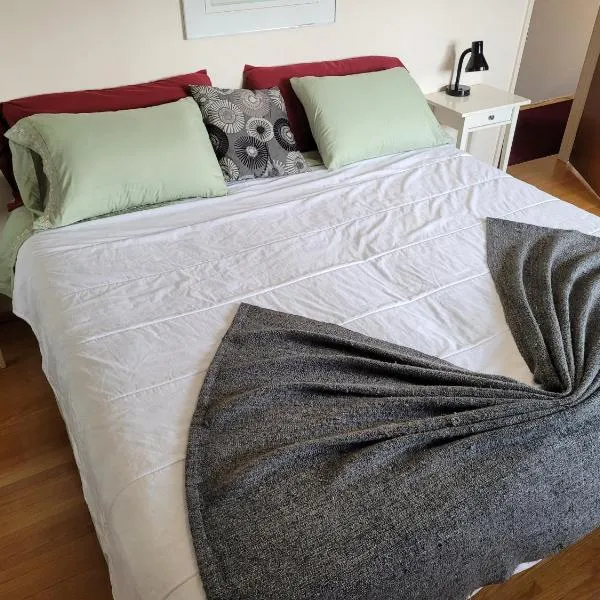 The Dewberry Homestay B&B, hotel v destinaci Edmonton