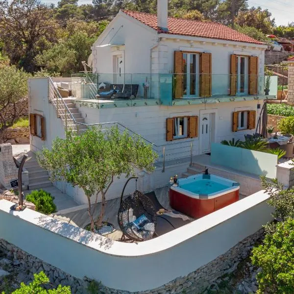 Uniquely designed Villa Ivana with outdoor Jacuzzi nearby the pebble Banje beach at the Island of Solta, ξενοδοχείο σε Rogač