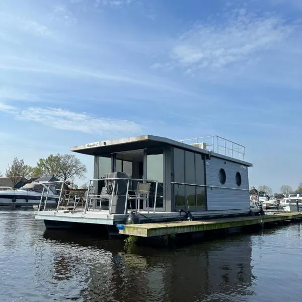 Stoere HOUSEBOAT op toplocatie!, hotel en Belt-Schutsloot