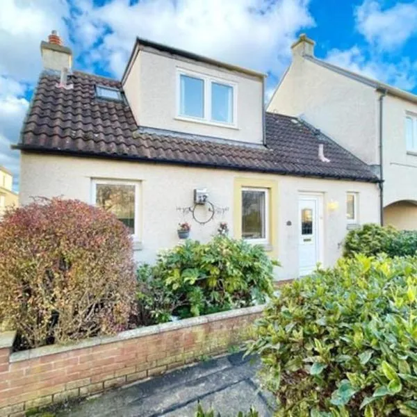 Cosy cottage with free parking close to airport, hotel in Edinburgh