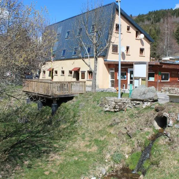 Camping Hôtel Les Airelles Montagne Ardéchoise, ξενοδοχείο σε Saint-Cirgues-en-Montagne