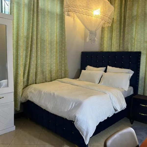 Romantic, Stunning & Authentic Ensuited Master Bedroom, hotel in Dar es Salaam