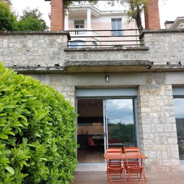 La Villa Bompard*** 50m² Cœur de ville avec terrasse, hotel in Rodez