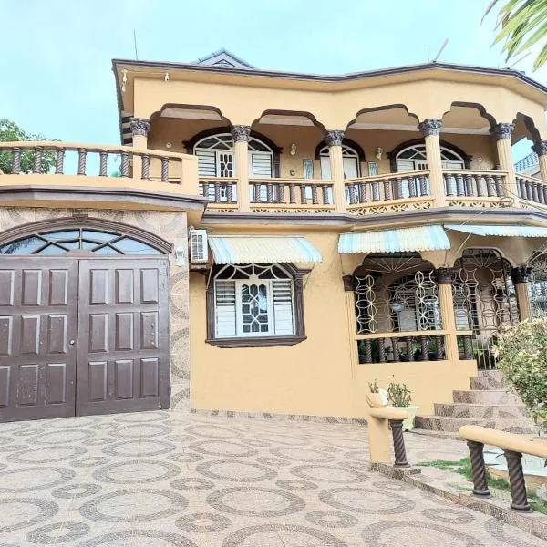 Cambridge mi casa ur casa with pool and beach access, hotel en Runaway Bay