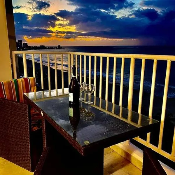 Beach Front Condo in Isla Verde!, hotel in San Juan