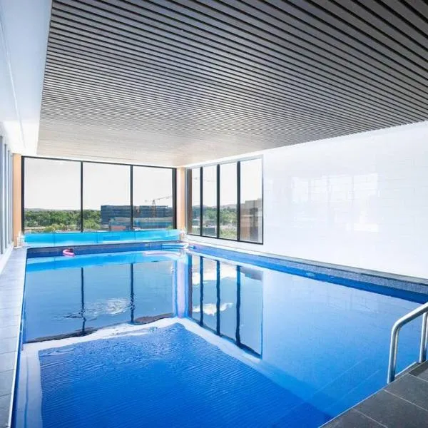Lux 2 Bed 2 Bath Secure Parking Apartment in the Heart of Dickson, Canberra, Hotel in Canberra