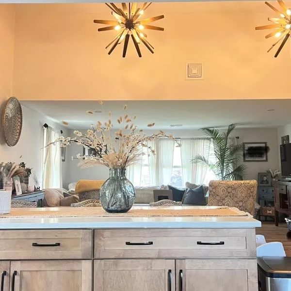 Modern Family Home in Middletown, RI- just 4 mi to Newport!، فندق في ميدلتاون