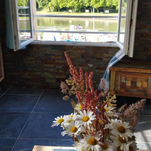 studio vue sur le Port saint Goustan classé 3 étoiles!, hotel v destinaci Auray