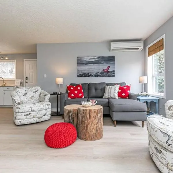 Lovely 2 bedroom suite steps from The beach, hotel in Victoria