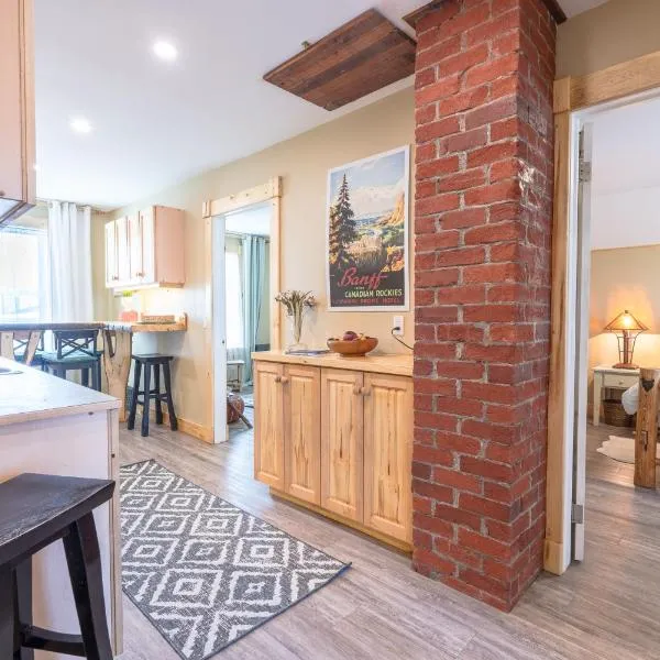 Craftsman's Loft - Heritage charm - AC - 5 min DT, hotel in Calgary