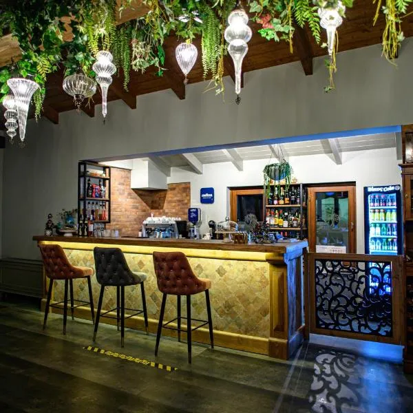 Álbero Hotel, hotel u gradu Pérama