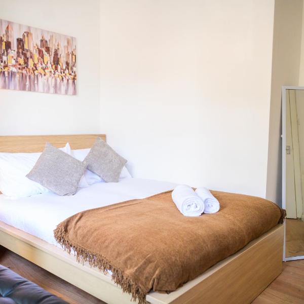 Purple Blossom, 2 bed apartment, Wi-Fi, near Didsbury, free parking, Manchester