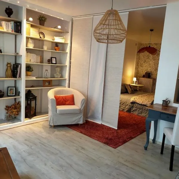 "Les Chacobins" - appart'étape avec Garage Vélos、ラ・レオルのホテル