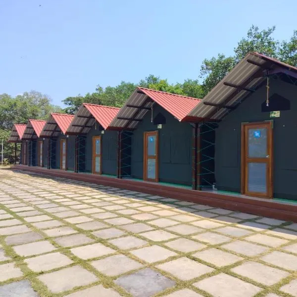 Nature's Deck - River Side Cabana's, hotel v destinaci Karwar