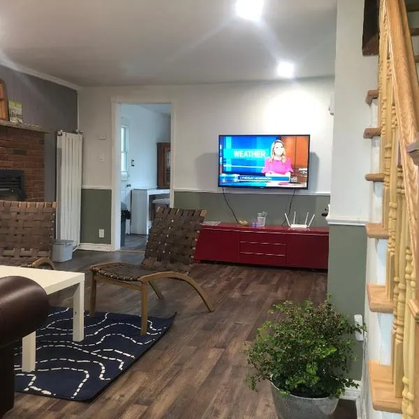 Entire detached 3-bedrooms cute home in Cornwall area, hotel in Cornwall