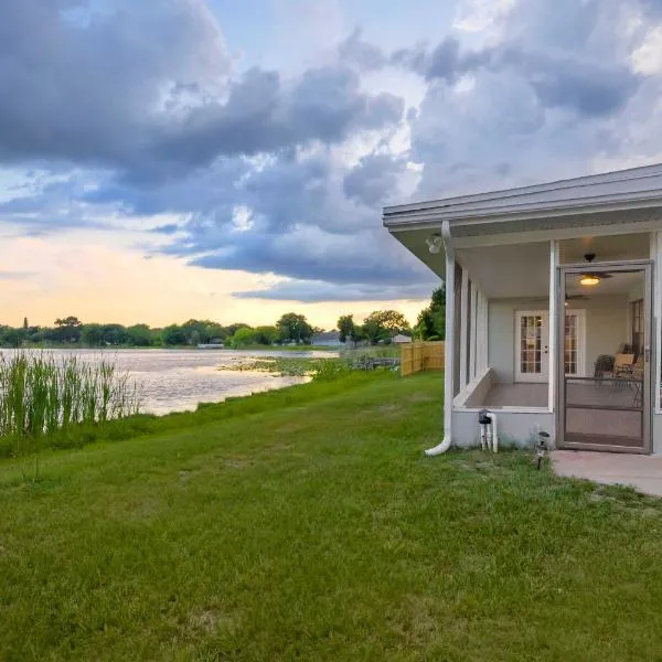 Hook, Line & Leisure: Lakefront Gem w/ Porch!, hotell i Winter Haven