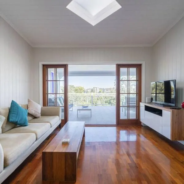 West End Luxury 4B3B Home w Parking and Home Pod Music System M9, khách sạn ở Brisbane