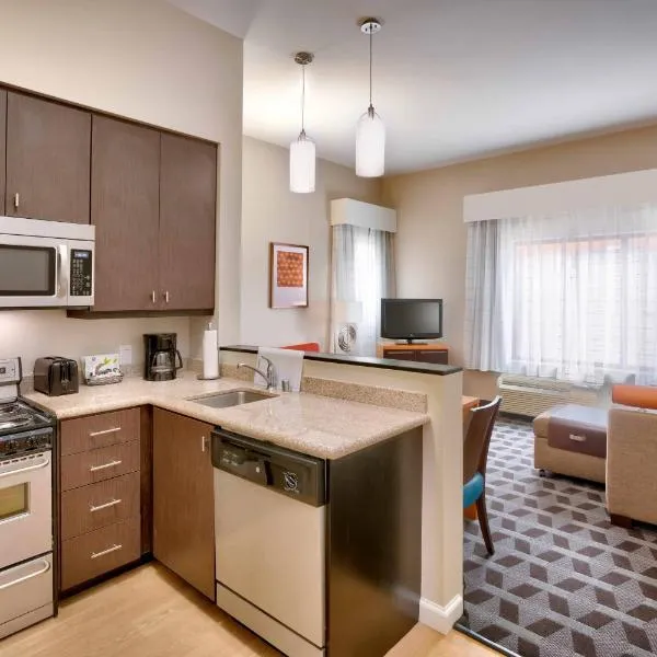 埃尔科万豪广场套房酒店，位于埃尔科的酒店