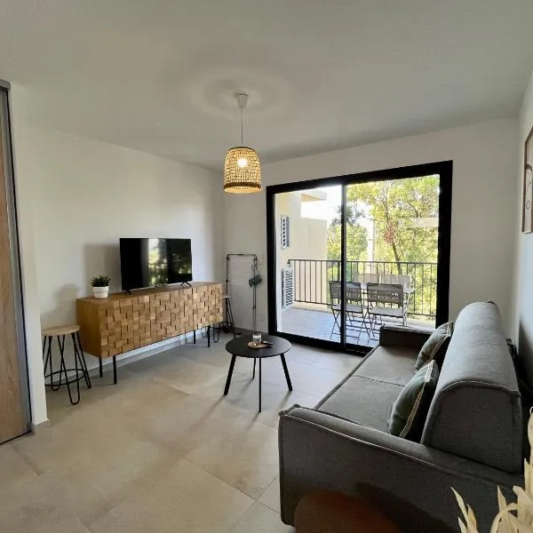 Appartement climatisé neuf au calme, proche centre-ville, 4 minutes en voiture plage et commerces, hotel in Calvi