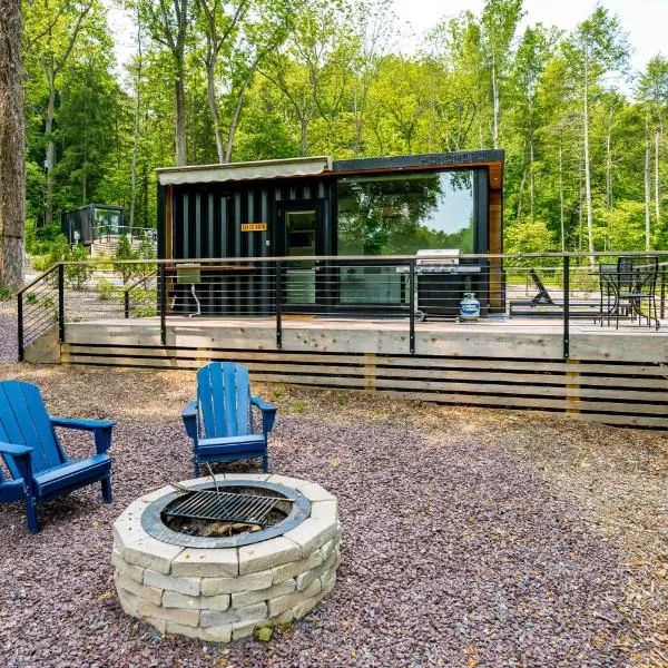 Riverside Tiny Cabin w Hot Tub, Fire Pit, & Kayaks, hotel v destinaci Rileyville