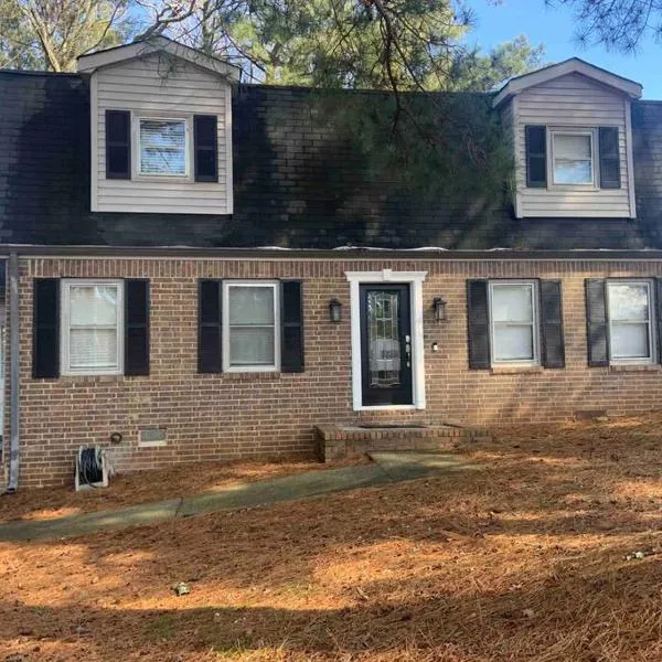 Renovated 3bedroom 2.5bath 2 story house w/ garage, Hotel in Lawrenceville