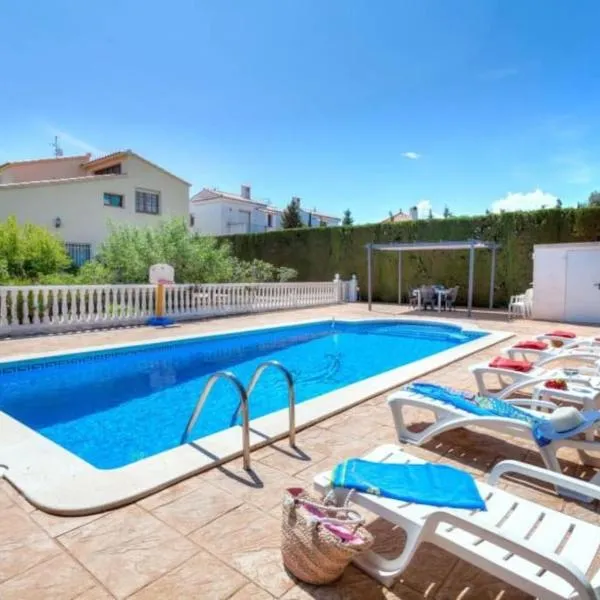 AMPLIO CHALET CON GRAN PISCINA, hotel v destinaci Les tres Cales