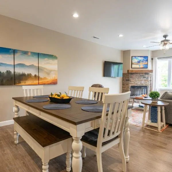 New Build - Walk-In 3BR Condo with Arcade Game - FREE TICKETS INCLUDED - FHG-207, hotel in Branson