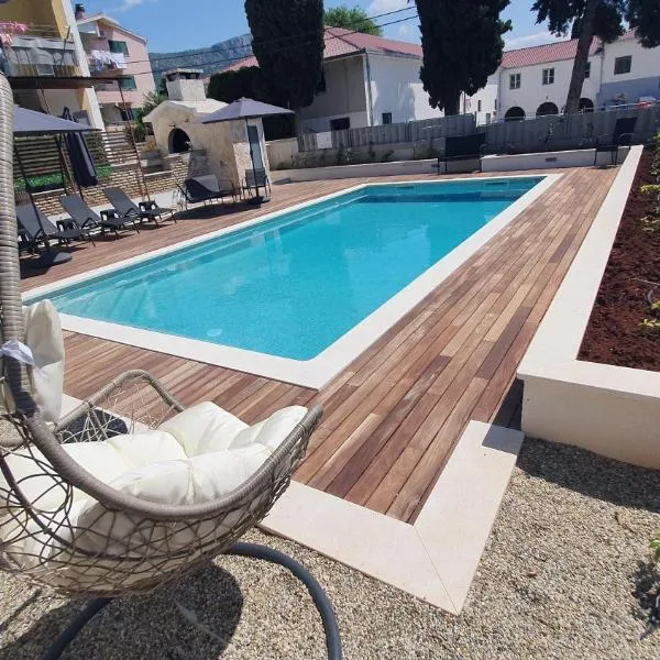 Apartments Meštrović with heated swiming pool- near Split, hotel in Kaštela