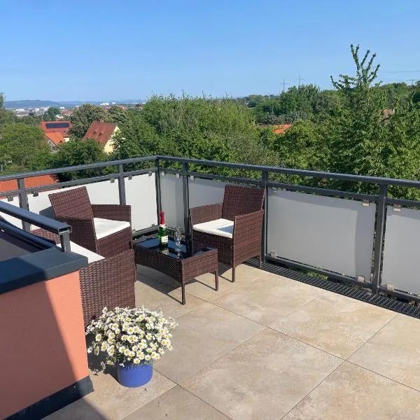 Apartmenthaus Landeskrone Dresden für Gruppen bis 20 Personen, 2 Wohnungen, Sauna, Dachterrasse & Garten, hotel en Dresden