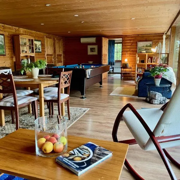 Laimjala Guesthouse with a Cozy Lounge and Terrace, hotel em Kurdla