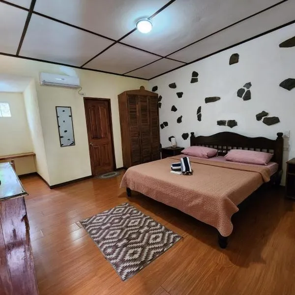 TipTop Hotel, Resto and Delishop, hotel v destinaci Panglao