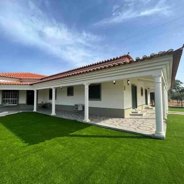 Monte na Barragem de Montargil com piscina、モンタルジルのホテル