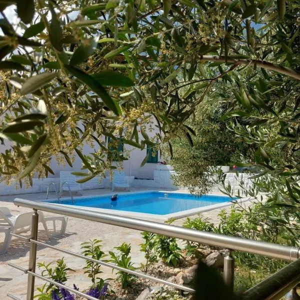 Holiday House M&A&K with swimming pool, hotel in Kastel Stafilic