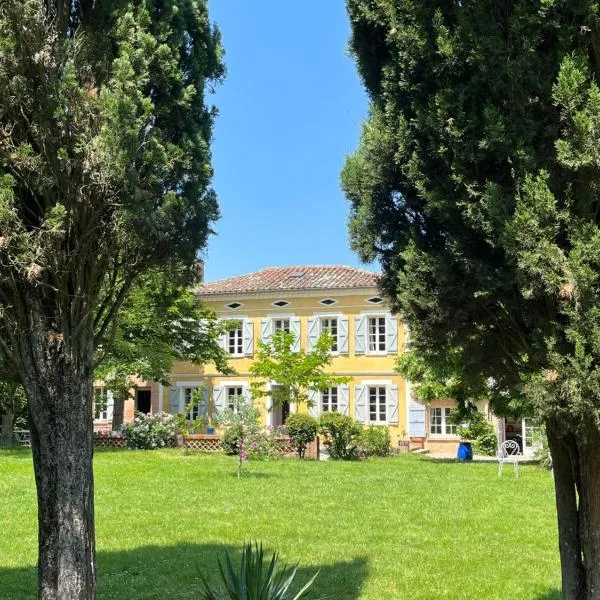 Villa Toscane créations à 20 mn de Toulouse, hotel in Azas