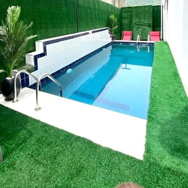 Morak homes - Smart luxury 4-bed with private swimming pool, PS5, snooker, mini gym in reserved secured estate, hotel v destinaci Abudža