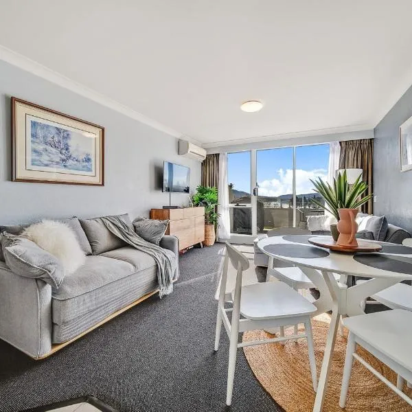 Horizons 306 - Deluxe Lake Front Studio l Pool l Tennis l WiFi l BBQ、ジンダバインのホテル