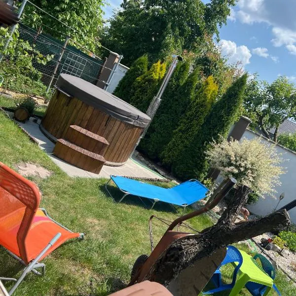 -Self-Check- 4-Room family house with heated tub, hotel in Levice