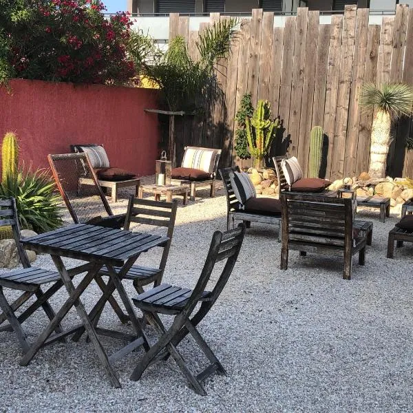 Hôtel Les Mimosas, hotel v destinaci Argelès-sur-Mer