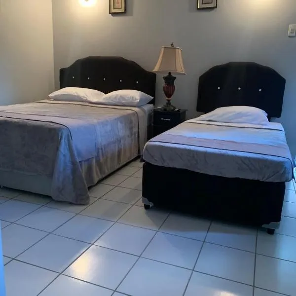 Derick's Inn, hôtel à Piarco