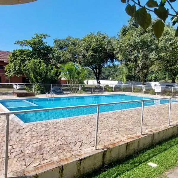 Apto com piscina Cantinho Além do Mar-Ubatuba, hotel in Ubatuba